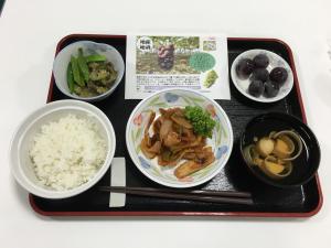 宇和町皆田のぶどう園で生産された「ピオーネ」を提供した給食