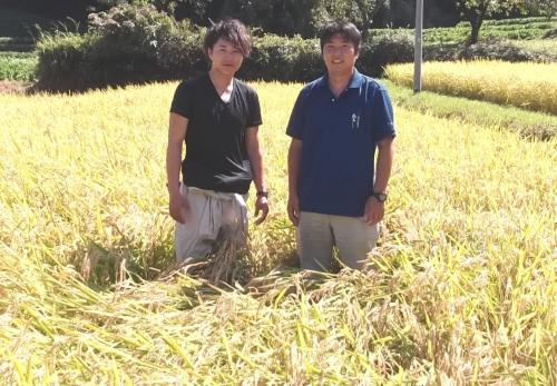 お米農家の梶原雅嗣さん（写真左）とＪＡひがしうわの片山幸太さん