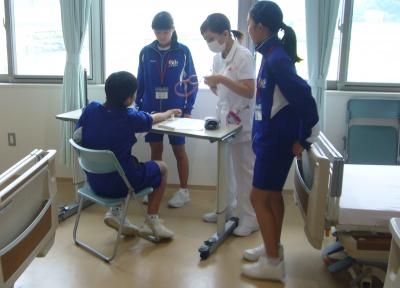 病棟にて血圧測定