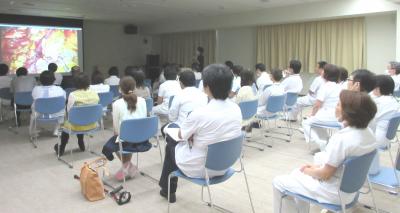 稲田医師の話を熱心に聴く参加者たち