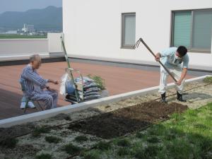 花壇を耕す様子