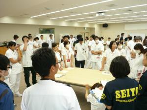 訓練終了後行われた反省会。各部署で訓練を振り返り検証を行いました