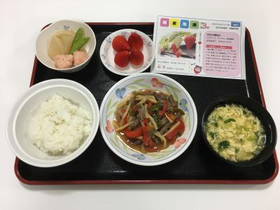 田之筋産のイチゴ「紅い雫」を提供した給食