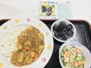 宇和町皆田のブドウ園で生産された「ピオーネ」を提供した給食