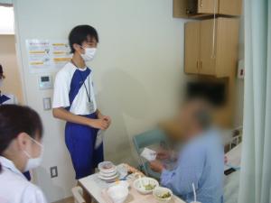 ８．入院患者さんへ給食訪問